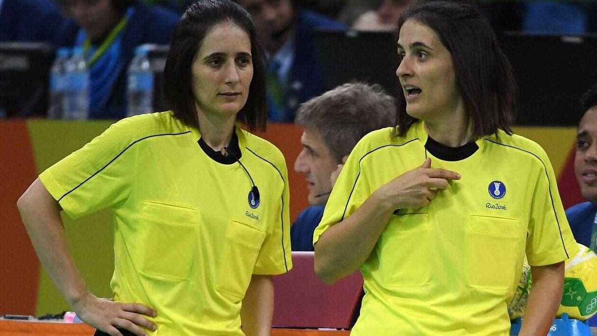 Les sœurs Charlotte et Julie Bonaventura, premières femmes arbitres d'un Mondial masculin de handball.