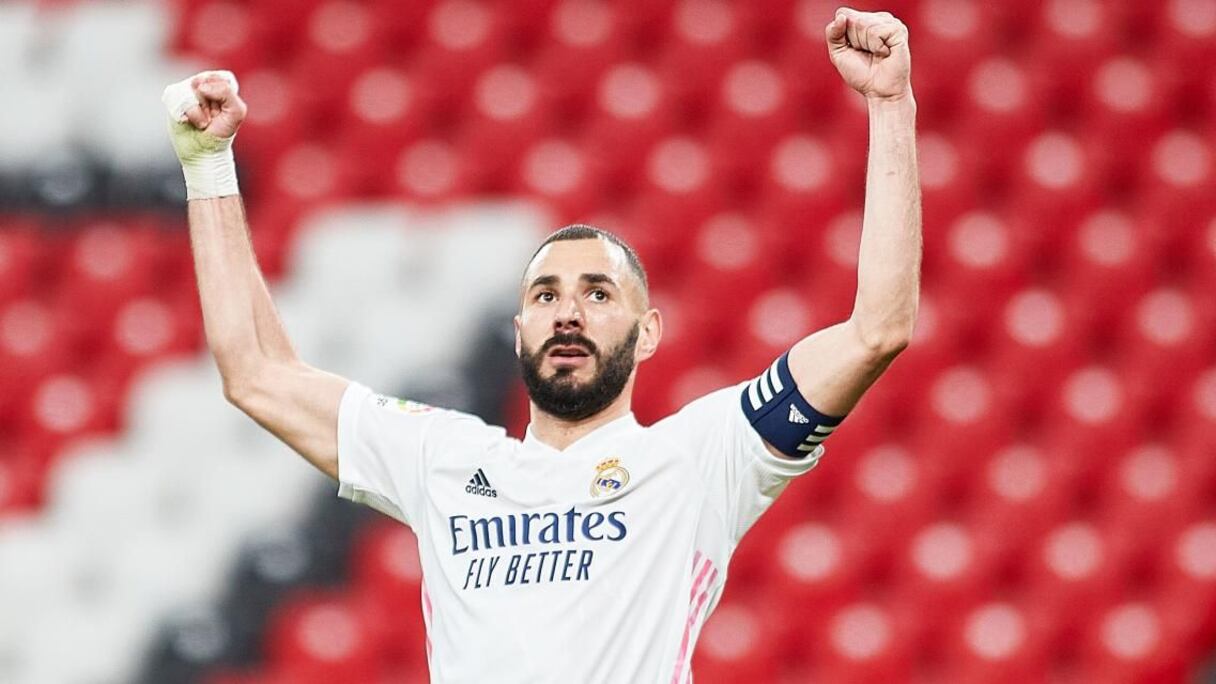 Karim Benzema posant avec le nouveau maillot du Real.