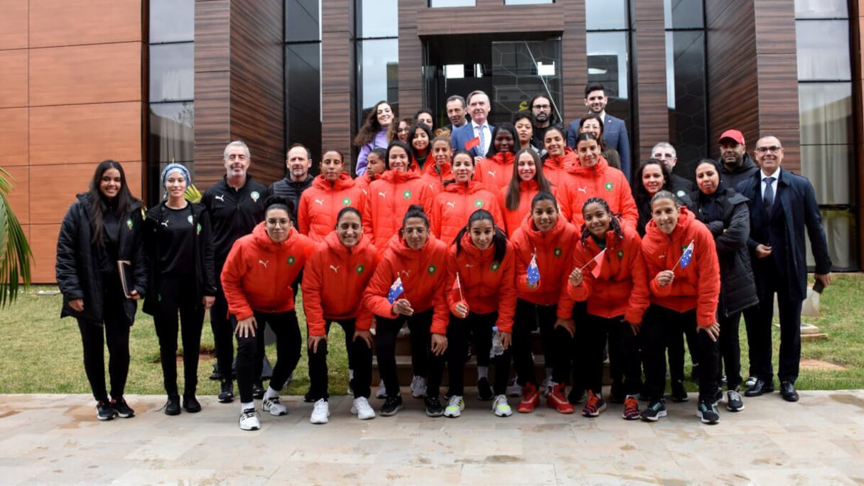 L’Ambassadeur d’Australie rend visite à la Sélection marocaine féminine.