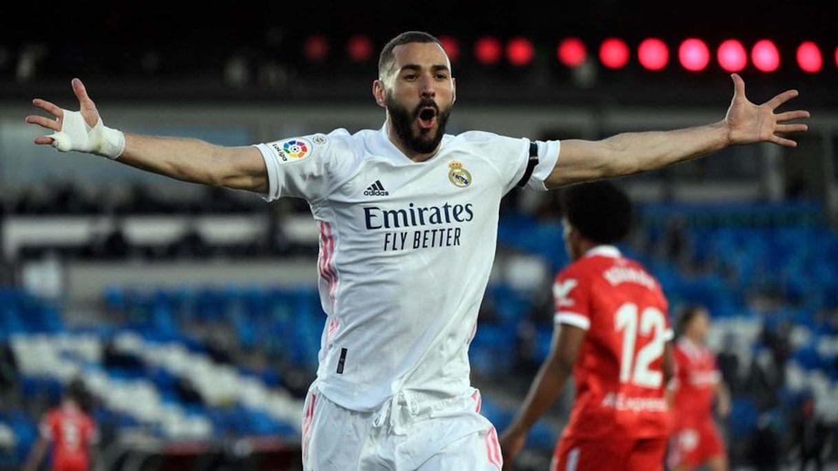 8-Karim Benzema: 787 matchs, 371 buts.