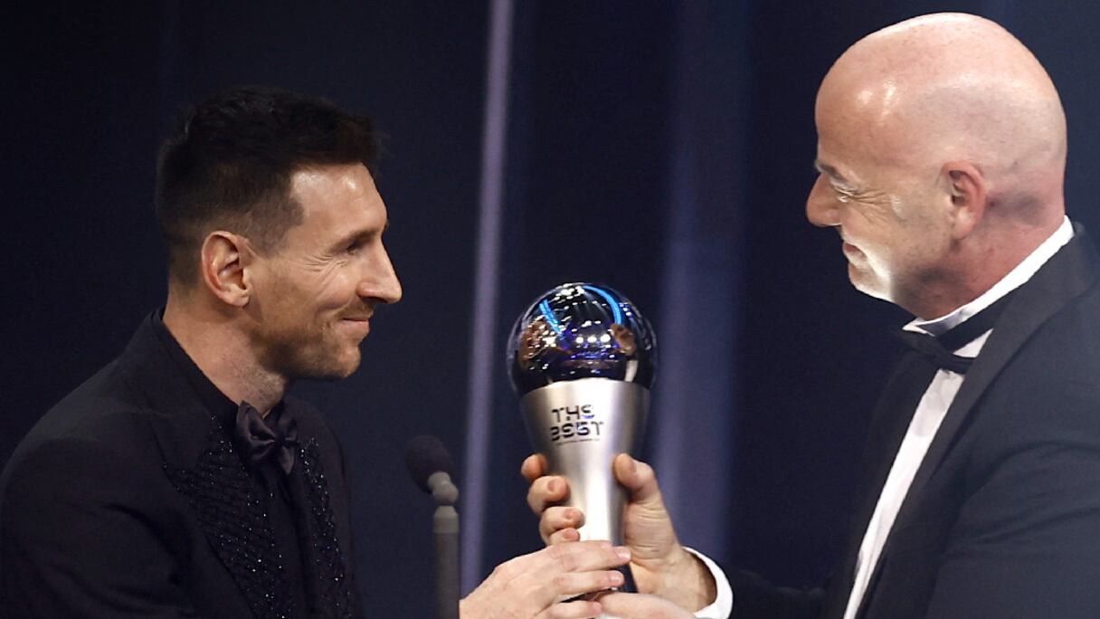 Lionel Messi sacré meilleur joueur 2022 par la Fifa, le 27 février 2023 à Paris.