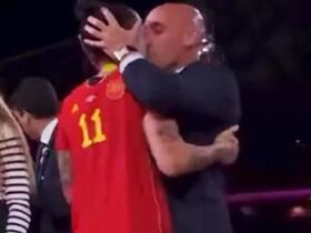 Le président de la Fédération Rubiales a embrassé Hermoso sur la bouche après le titre mondial.