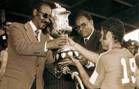 Ahmed Faras recevant le trophée de la Coupe d'Afrique des Nations 1976.