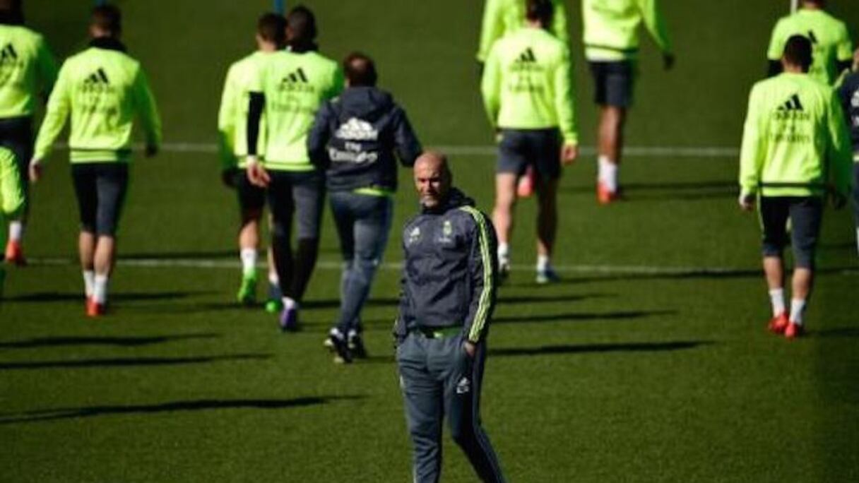 Le technicien du Real Madrid Zinédine Zidane (c) lors d'une séance d'entraînement avec ses joueurs à Valdebebas, le 1er mars 2016.