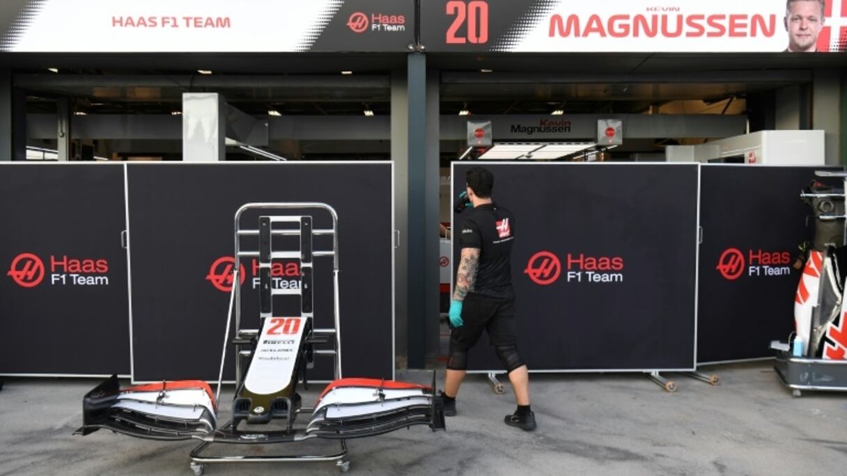 Un membre de l'écurie Haas dans le paddock du circuit de Melbourne avant le Grand Prix d'Australie de F1 le 11 mars 2020