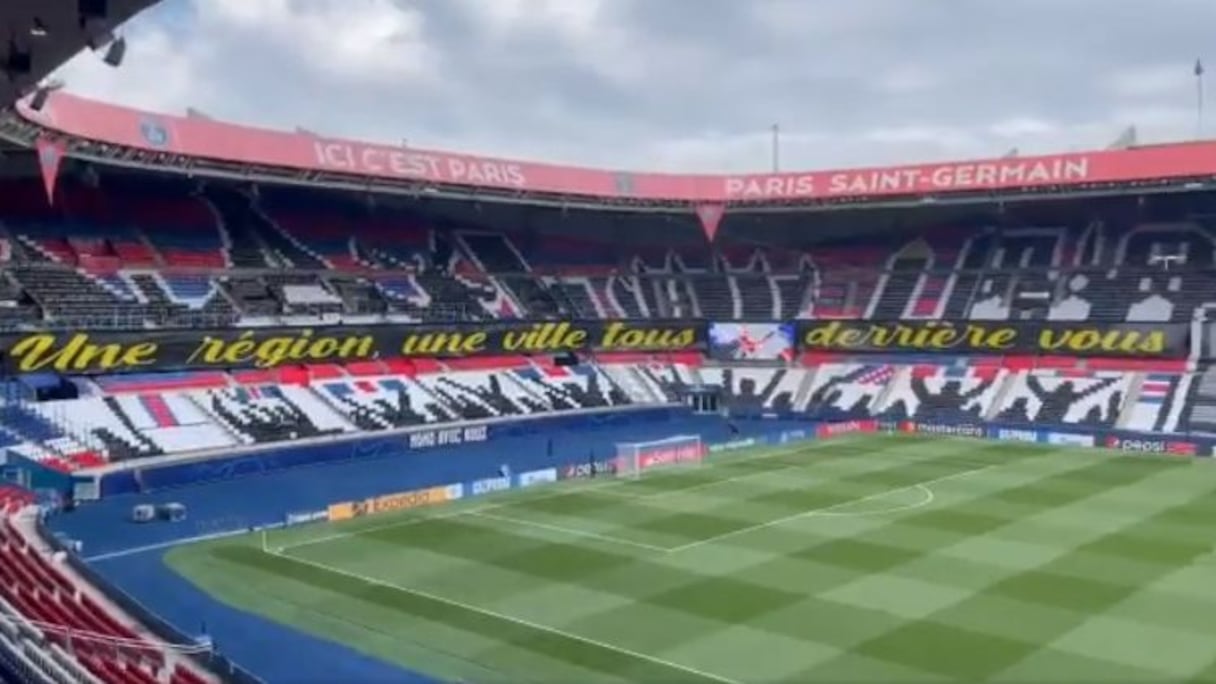 Le tifo gigantesque des ultras du PSG avant le choc contre Manchester City.