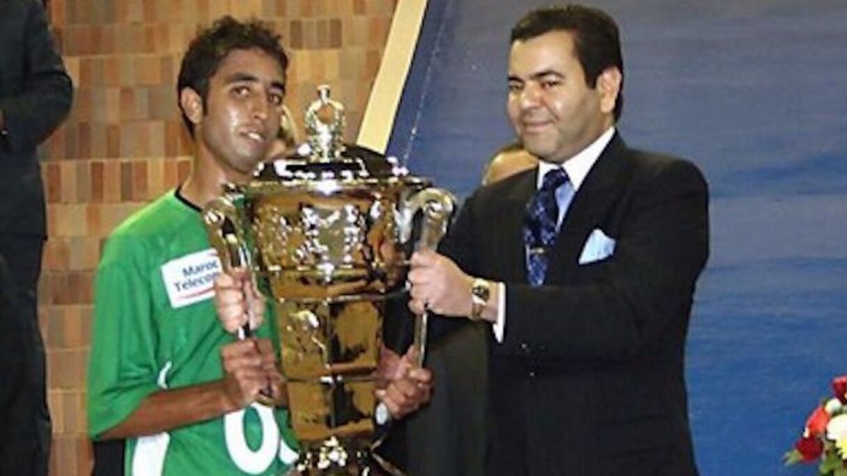 Le prince Moulay Rachid remettant la Coupe du Trône saison 2005-2006 au capitaine de l'équipe de l'Olympique de Khouribga, Abdessamad Ouarrad, le 5 novembre 2006 au complexe Moulay Abdellah à Rabat.