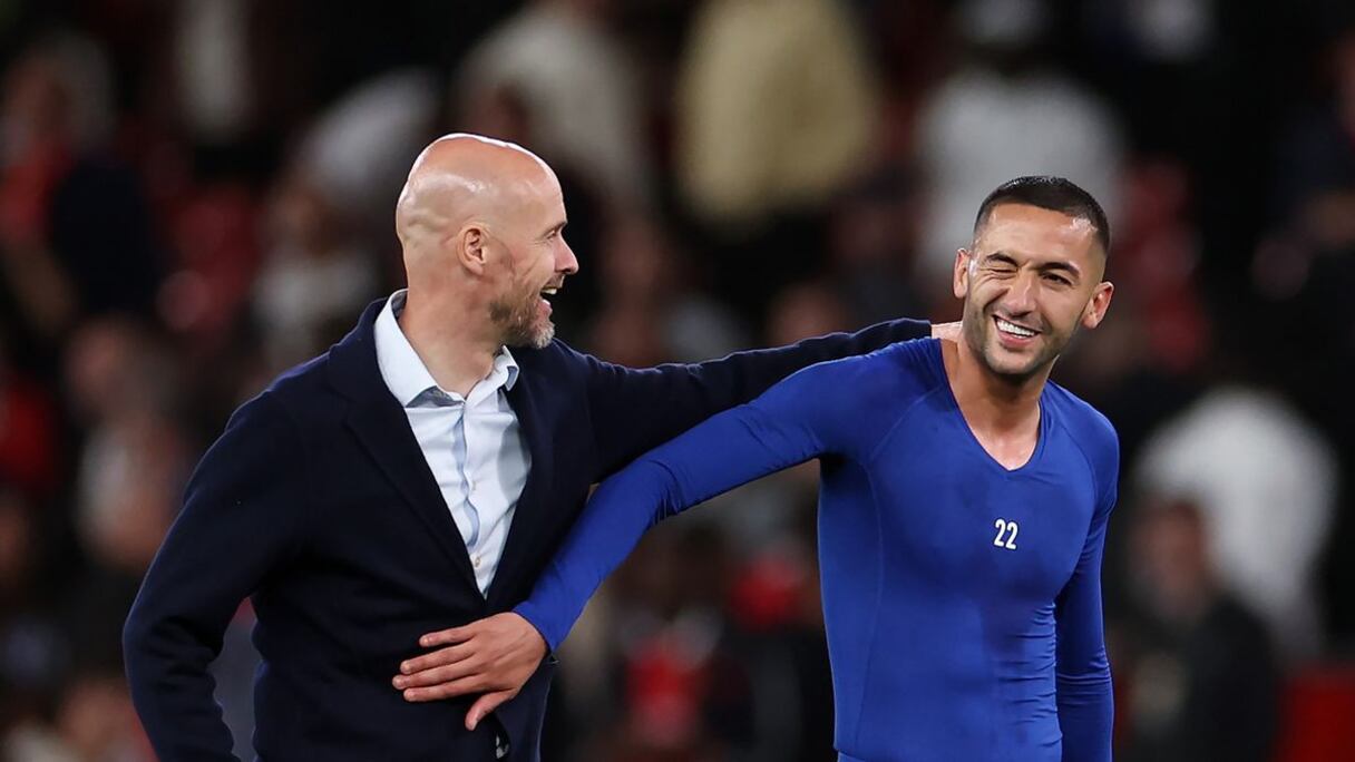 Ten Hag, entraineur de Man United, en compagnie de Hakim Ziyech à la fin du match Manchester United- Chelsea