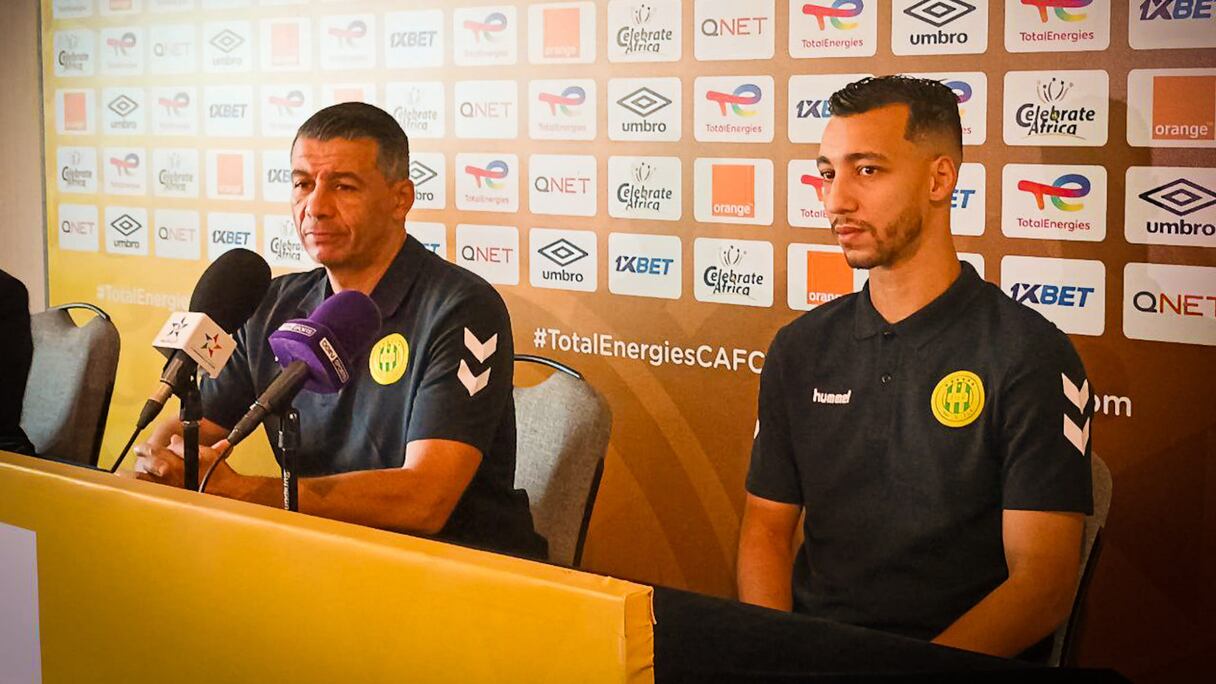 L’entraîneur de la JSK Miloud Hamdi et Yacine Guenina, attaquant du club algérien, le vendredi 31 mars à Casablanca.