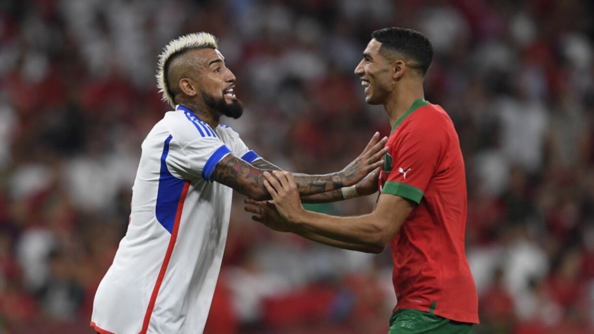Arturo Vidal et Achraf Hakimi lors du match Maroc-Chili, vendredi 23 septembre 2022 à Barcelone.