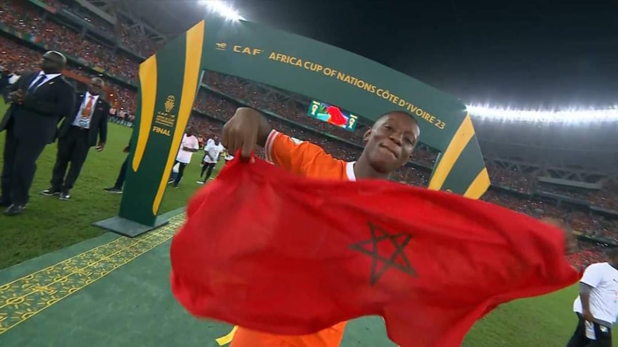 Max-Alain Gradel brandissant le drapeau du Maroc