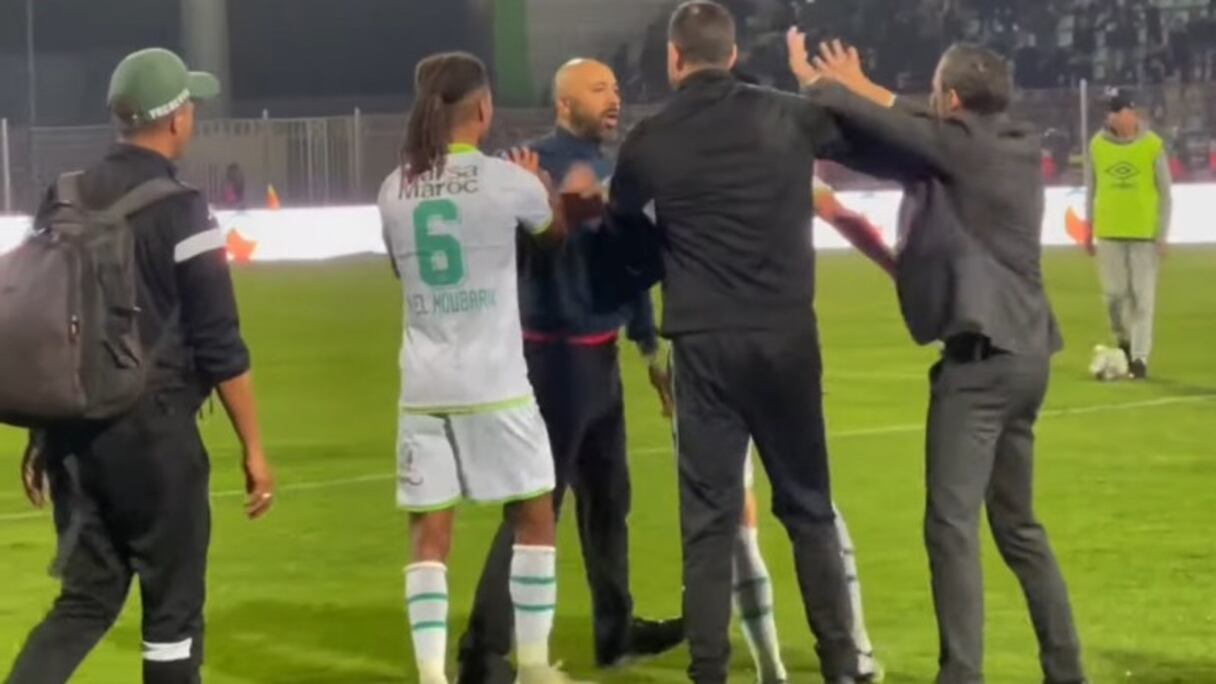 Accrochage entre Joseph Zeynabour et Tarik Sektioui lors du match MAS-Raja.