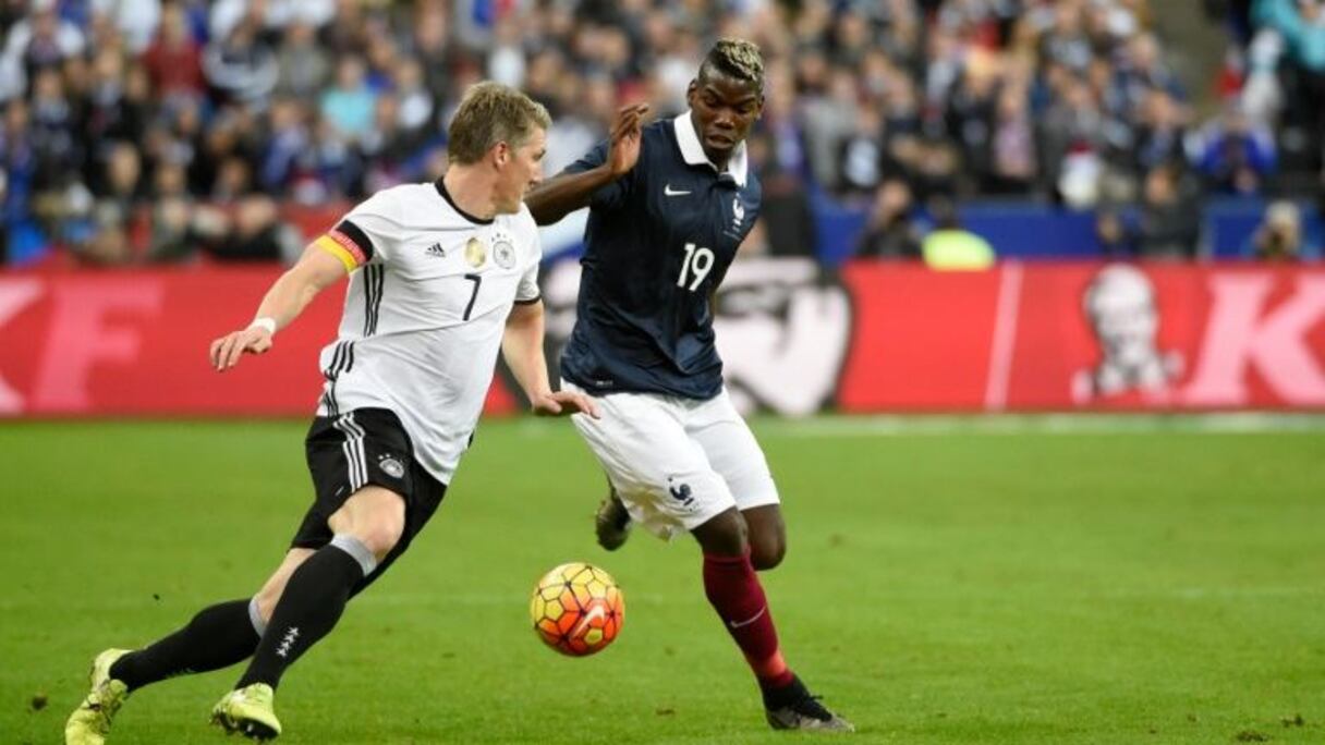 Les milieux allemand et français Bastian Schweinsteiger (g) et Paul Pogba lors d'un match amical entre les deux nations, le 13 novembre 2015 au Stade de France, à Saint-Denis.