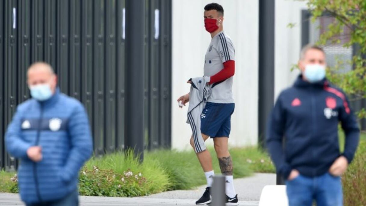 L'attaquant croate du Bayern Munich, Ivan Perisic, porte un masque à son arrivée à l'entraînement, à Munich, le 13 mai 2020.