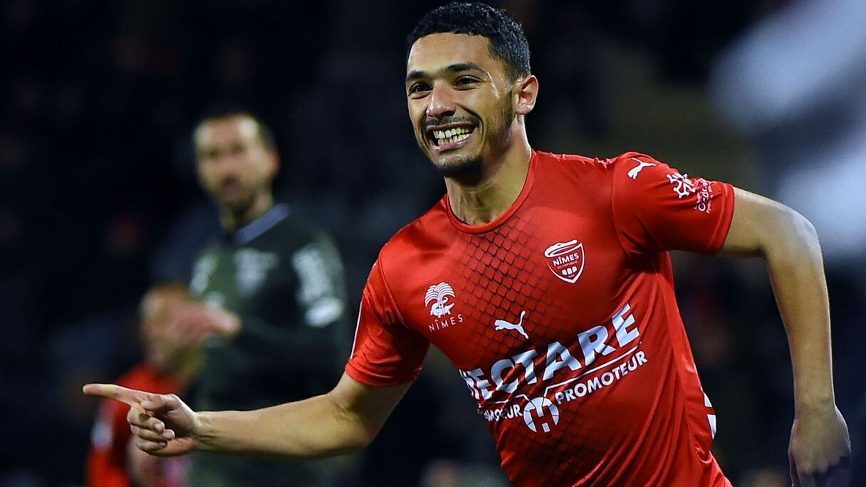 Yassine Benrahou portant le maillot de Nîmes.