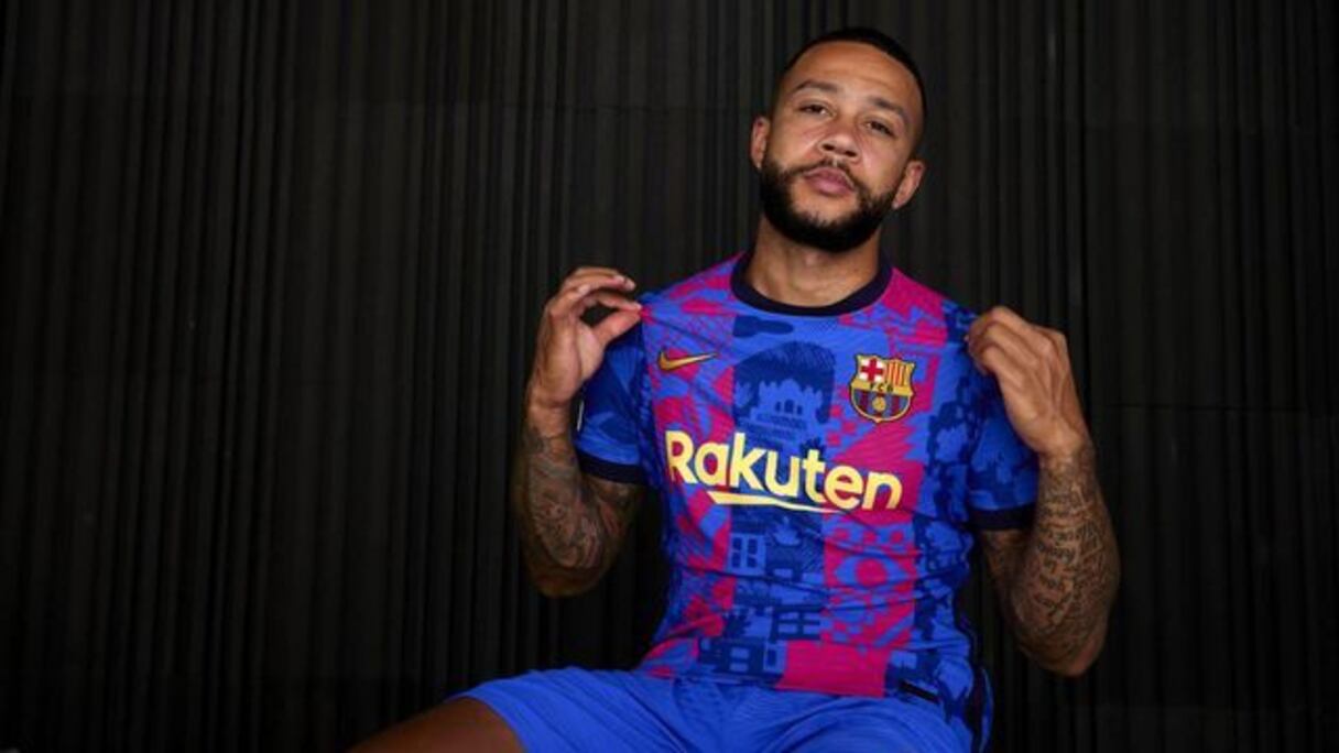 Memphis Depay posant avec le nouveau maillot du Barça.