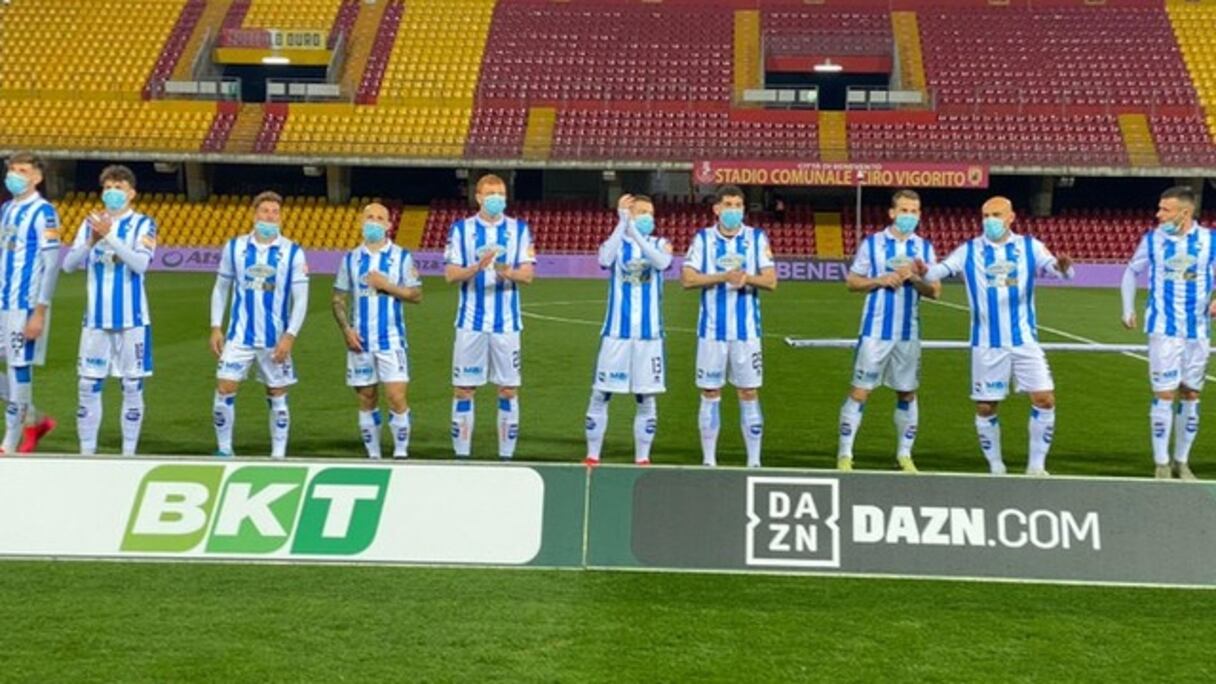 Les joueurs de Pescara portant des masques avant le coup d'envoi, dimanche 8 mars 2020.