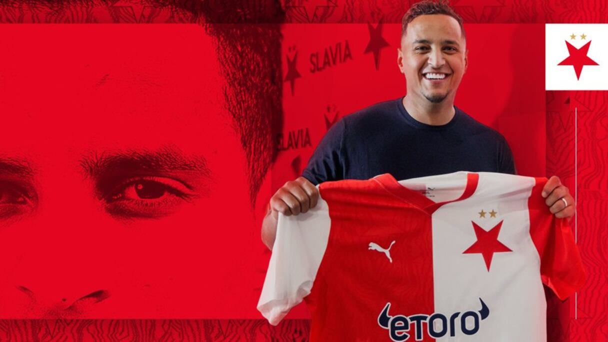 Mohamed Ihattaren avec le maillot du Slavia Prague.