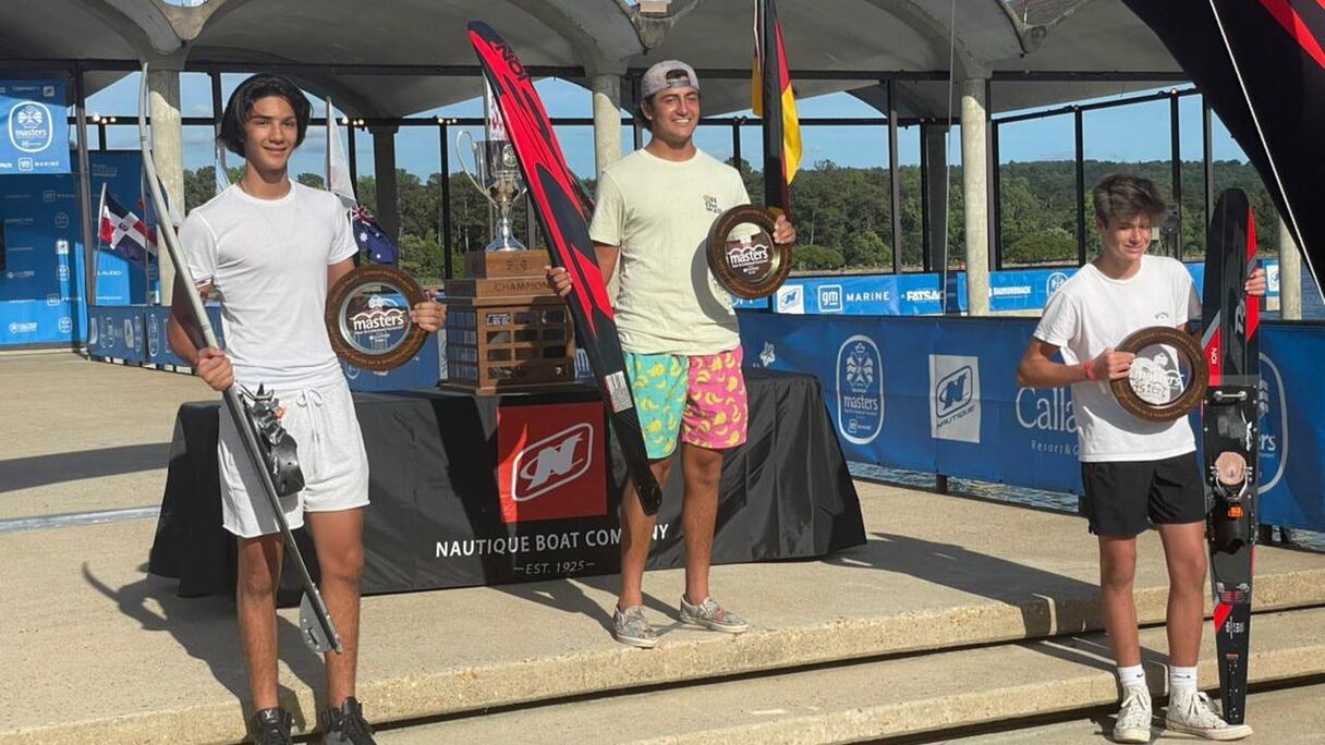 Le skieur marocain Kamil Belmrah (à gauche) lors de la remise des prix des Masters de ski nautique.