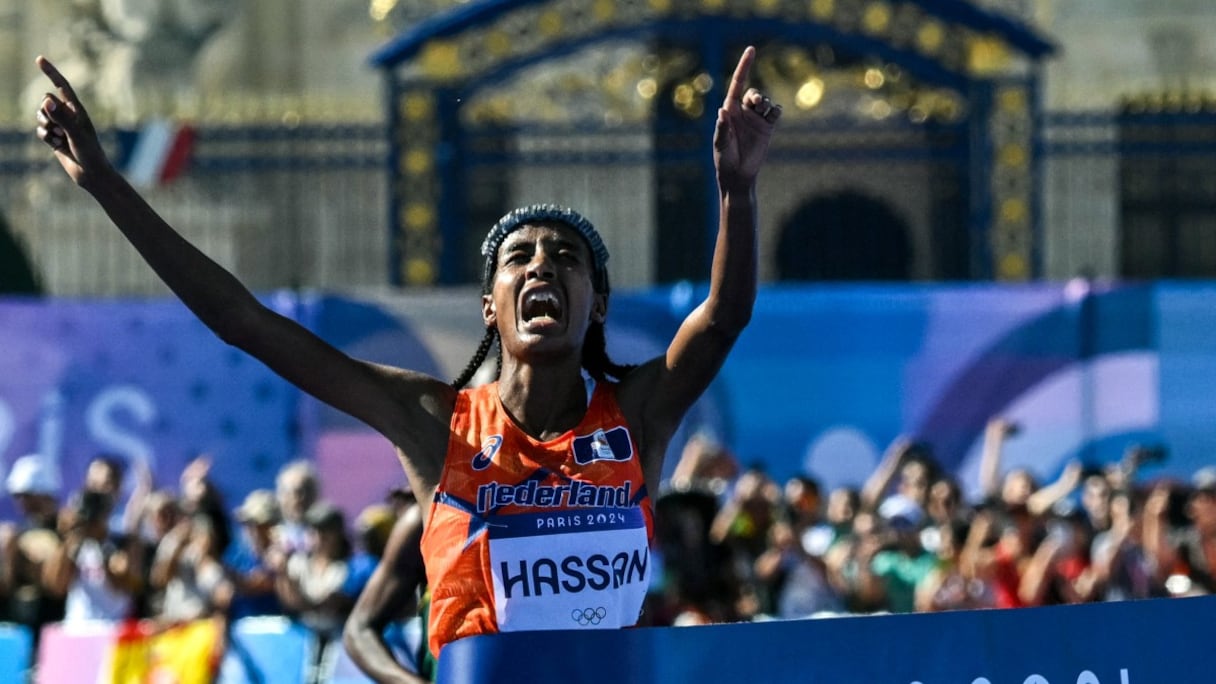 Sifan Hassan franchissant la ligne d'arrivée en première place du marathon féminin de l'épreuve d'athlétisme aux Jeux Olympiques de Paris 2024