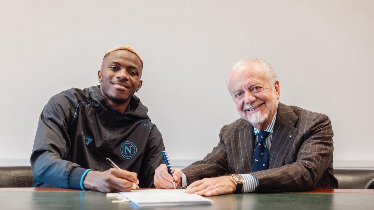 Victor Osimhen en compagnie de Aurelio De Laurentiis, président de Naples