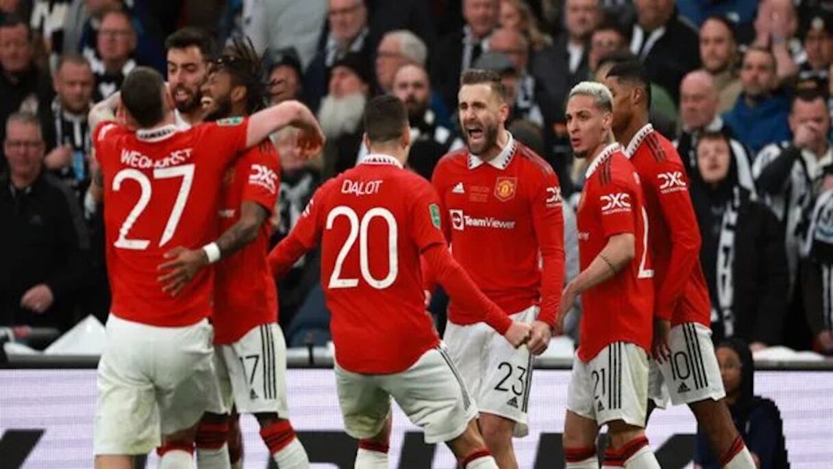 Les joueurs de Manchester United célèbrent leur victoire en Coupe de la Ligue, le 26 février 2023.