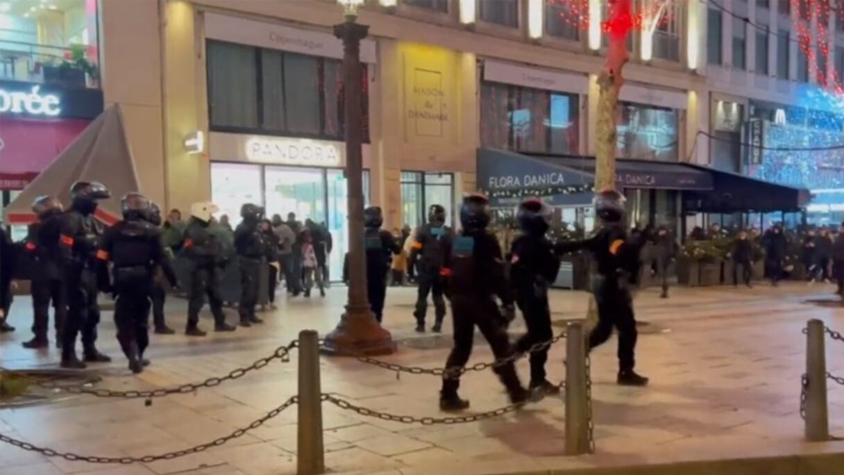 Tensions sur les Champs-Elysées après la victoire de l'Algérie en Coupe arabe, samedi 19 décembre 2021.