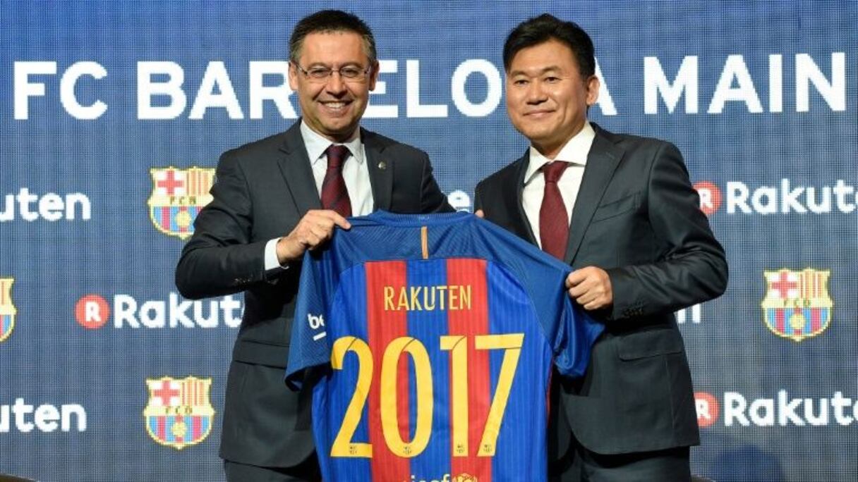 Le président du FC Barcelone Josep Maria Bartomeu et le directeur général du groupe japonais Rakuten Hiroshi Mikitani, le 16 novembre 2016 au Camp Nou.