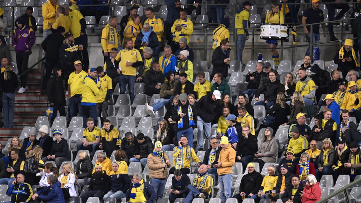 Des supporters suédois lors du match contre la Belgique disputé lundi 16 octobre à Bruxelles pour le compte des qualifications pour l'Euro-2024.