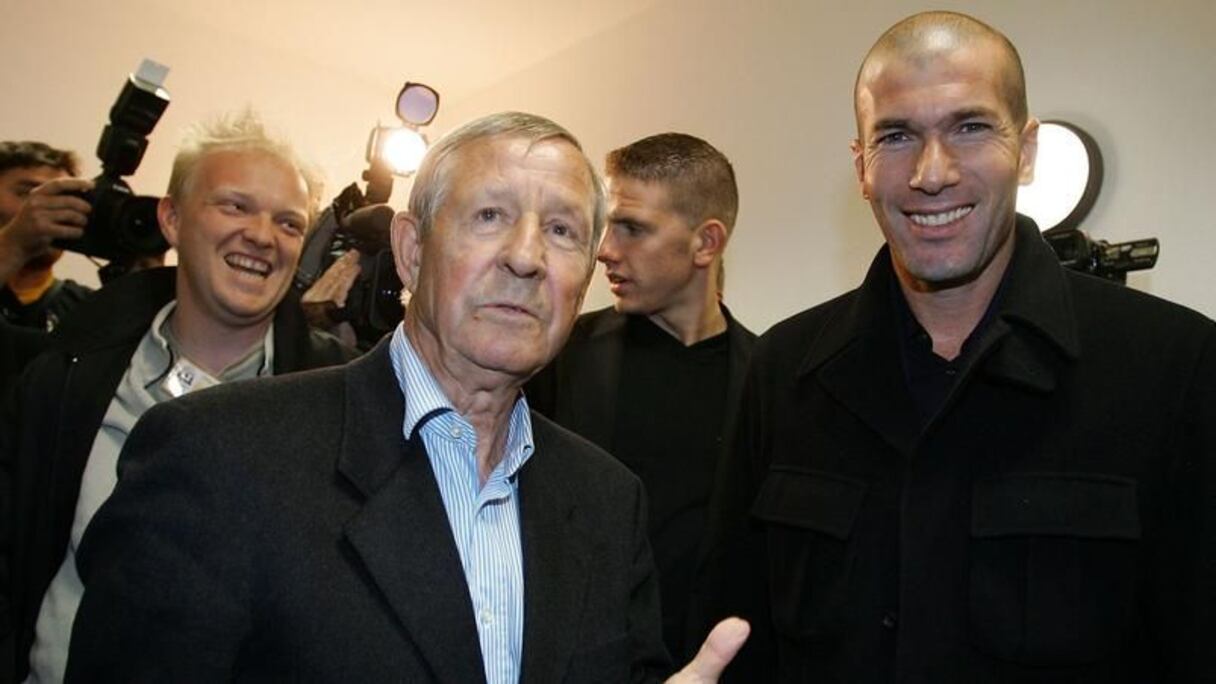 Raymond Kopa et Zinedine Zidane, les deux "Ballon d'or" français qui ont fait la gloire des Bleus et du Real Madrid.