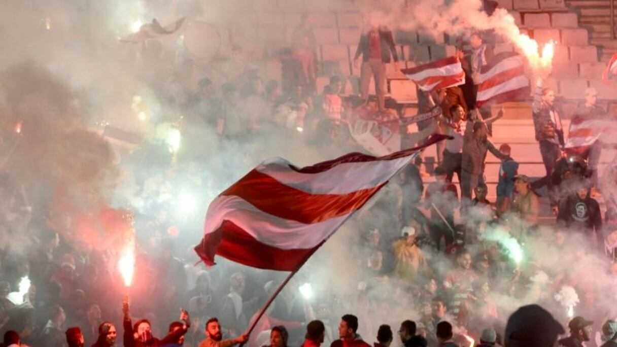Des supporteurs du club africain agitent des drapeaux et des fumigènes en tribune lors du match amical face au PSG, le 4 janvier 2017 à Rades.