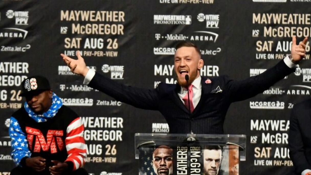 Conor McGregor lors d'une conférence de presse avant son combat avec le boxeur américain Floyd Mayweather le 11 juillet 2017 à Los Angeles.