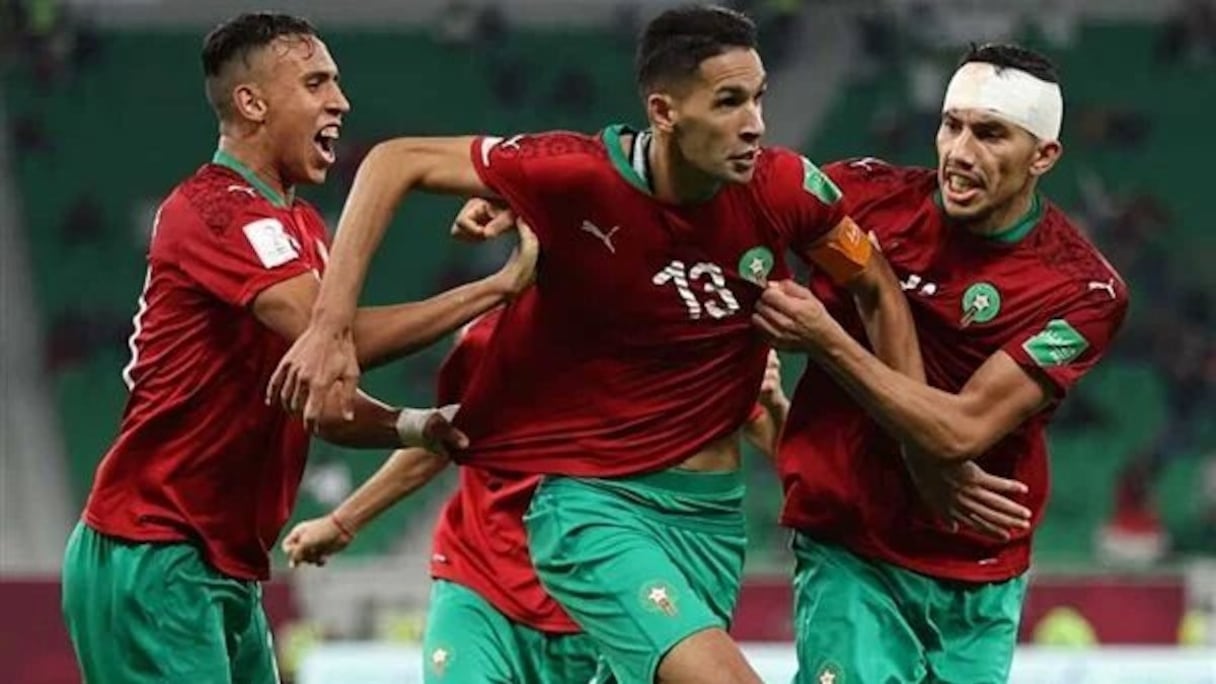 Badr Benoun avec l'équipe nationale des joueurs locaux.