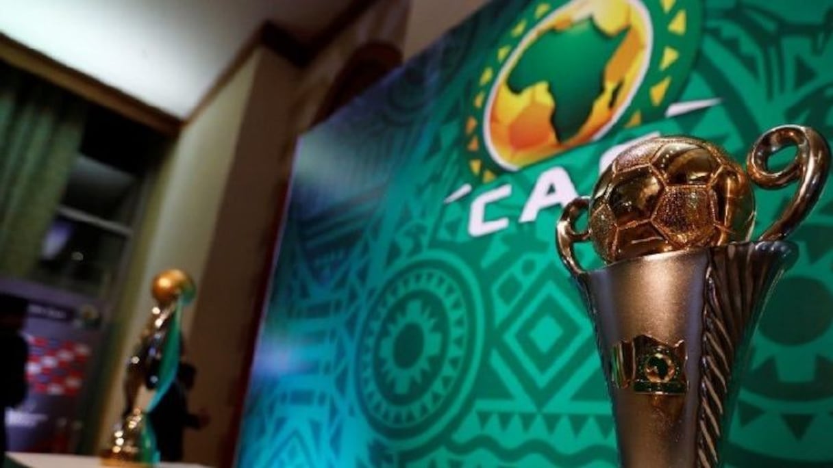 Les trophées de la Ligue des Champions et de la Coupe de la CAF.