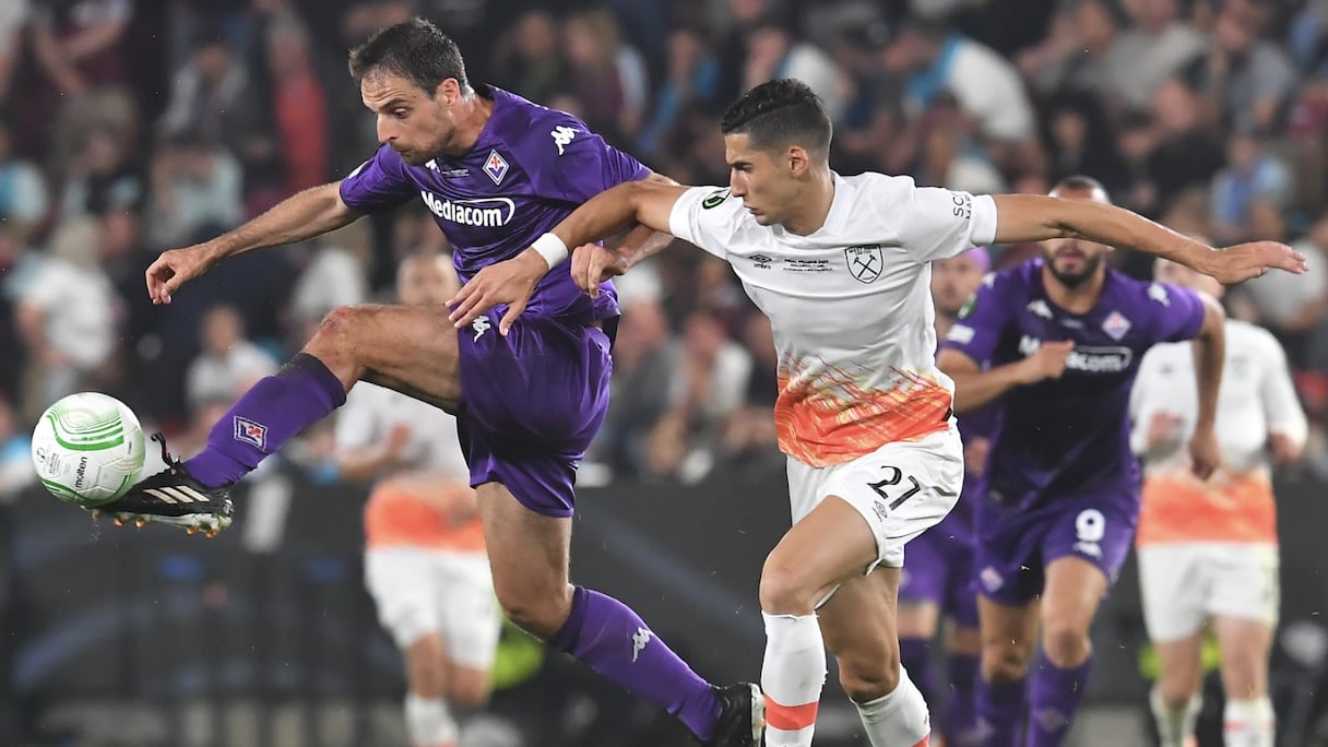 Nayef Aguerd face à la Fiorentina.