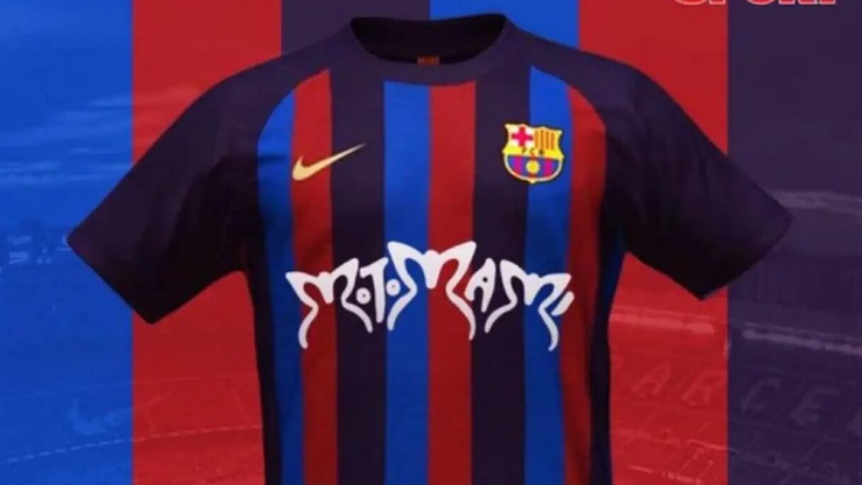 Le maillot du Barça avec le logo de la chanteuse espagnole populaire Rosalia.