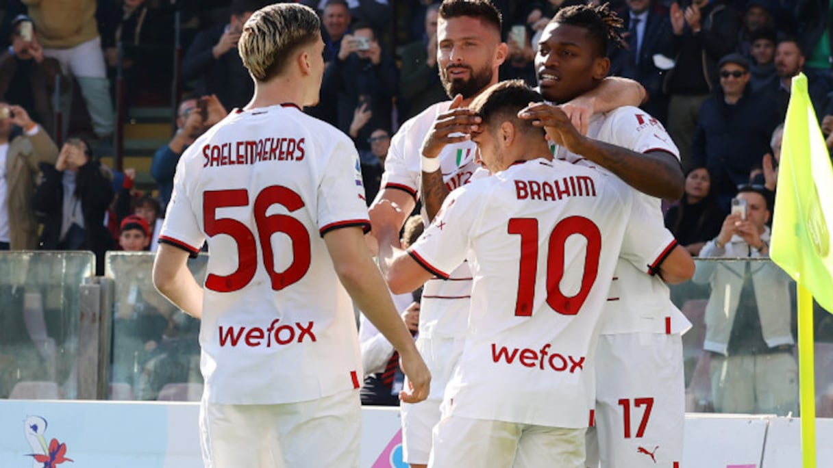 Les joueurs de l’AC Milan exultent après un but face à Salernitana, le 4 janvier 2022.