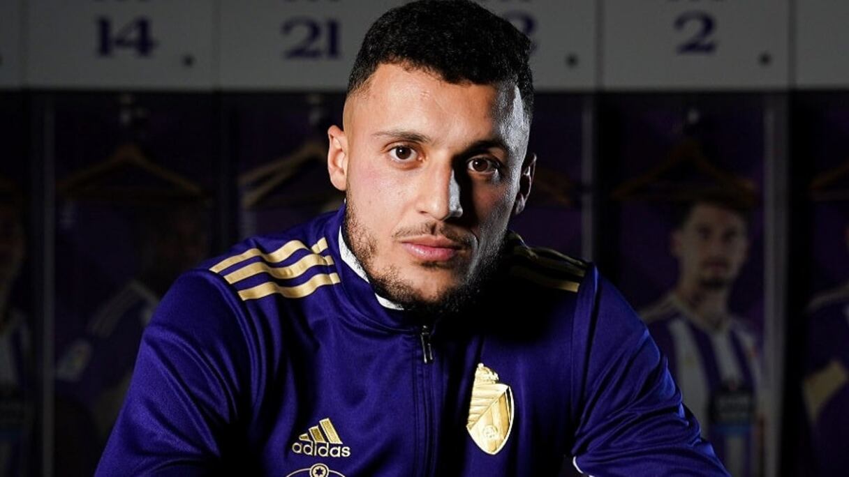 Selim Amallah lors de la signature de son contrat avec le Real Valladolid, le 31 janvier 2023.