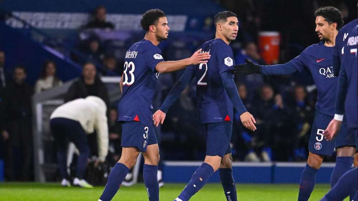 Achraf Hakimi félicité par ses coéquipiers après avoir livré une passe décisive lors du match PSG-Montpellier, le 3 novembre 2023.