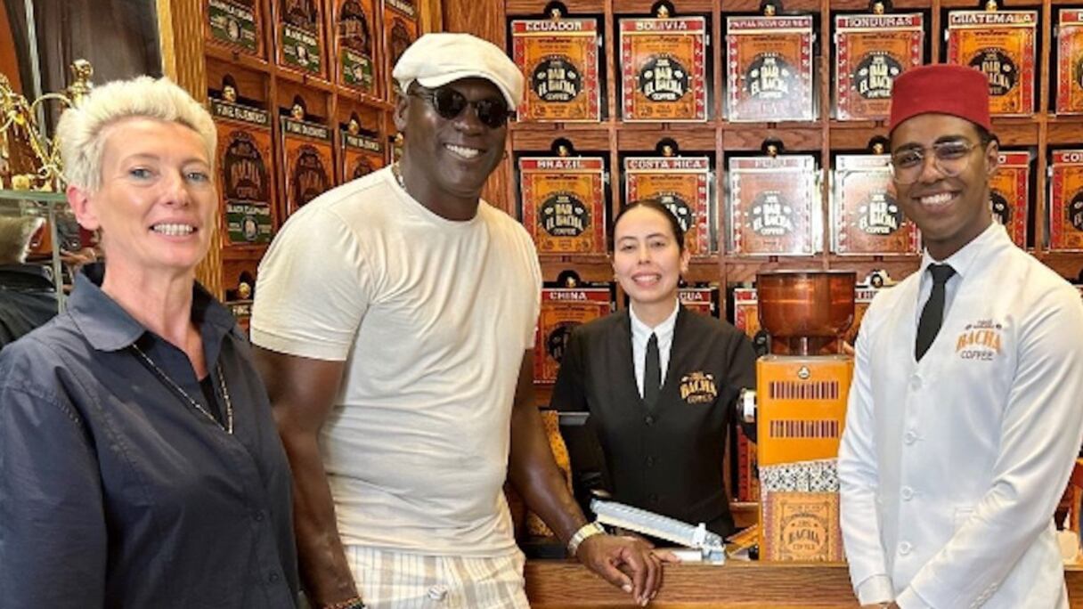 Au centre, Michael Jordan, entouré de membres de l'équipe du Bacha Coffee, à Dar El Bacha, le musée des confluences de Marrakech.