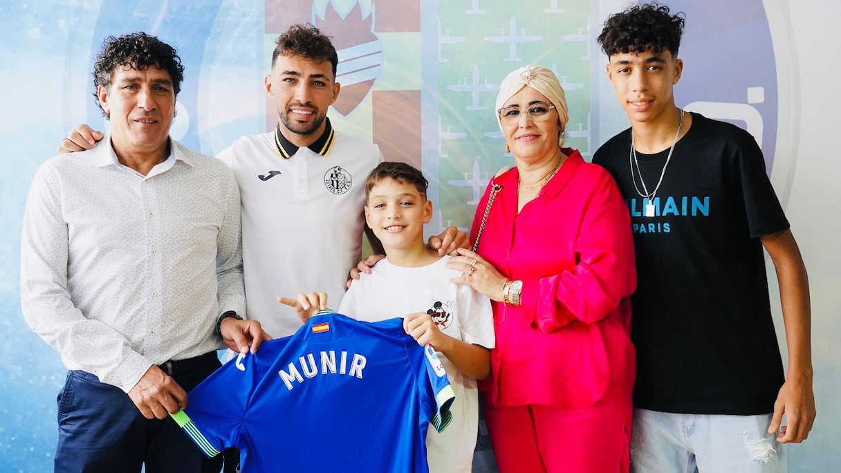 Munir El Haddadi en compagnie de sa famille lors de sa présentation à Getafe.