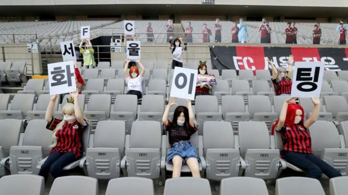 Des poupées disposées à la place de supporters dans les gradins du stade du FC Séoul lors du match de championnat contre Gwangju le 17 mai 2020