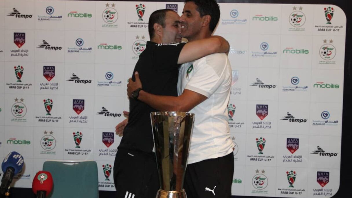 Saïd Chiba et Rezki Remmane, entraineurs respectivement du Maroc et de l'Algérie U17.