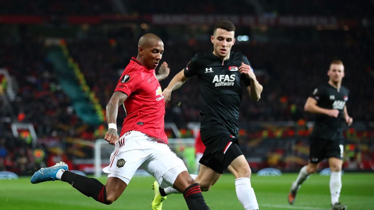 Oussama Idrissi (AZ) à la lutte contre Ashley Young (Manchester United) en Ligue Europa 2019-2020.