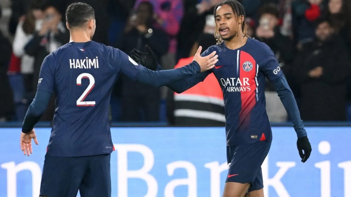 Achraf Hakimi et Bradley Barcola lors du PSG-Nantes, le 9 décembre 2023.