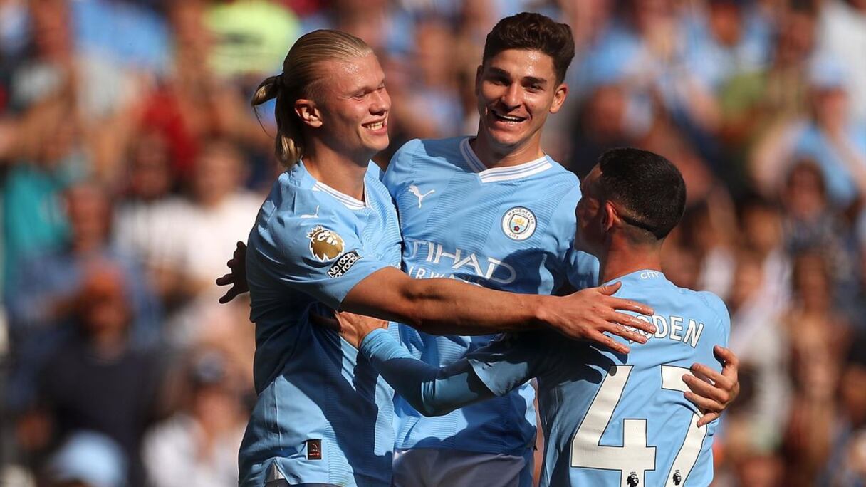 Erling Haaland de Manchester City célèbre avec ses coéquipiers Julian Alvarez et Phil Foden la victoire face à Fulham, le 2 septembre 2023.