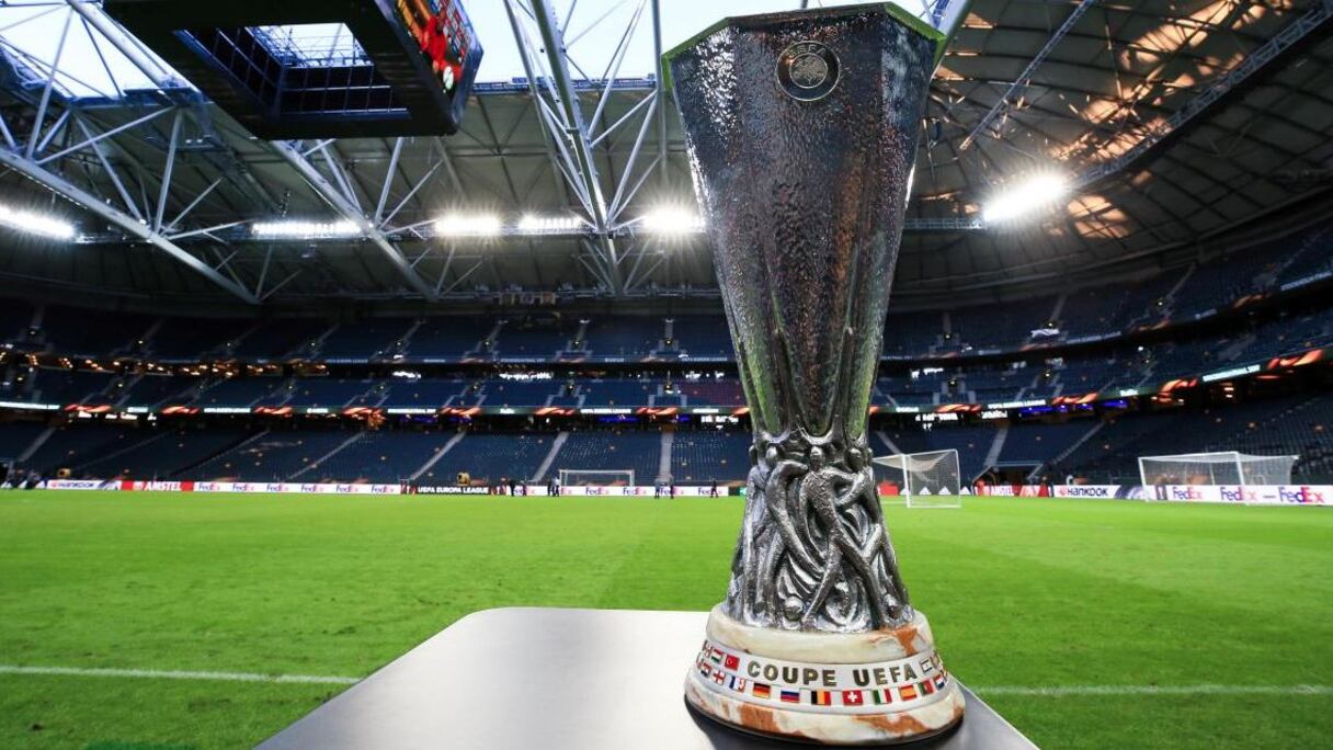 Le trophée de la Ligue Europa.