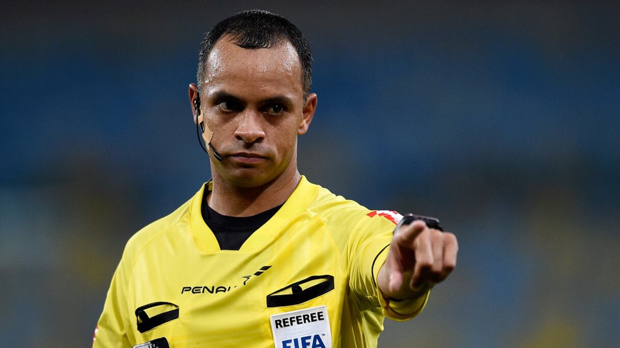 L'arbitre brésilien Wilton Pereira Sampaio au sifflet du match Maroc-Algérie, samedi 11 décembre.