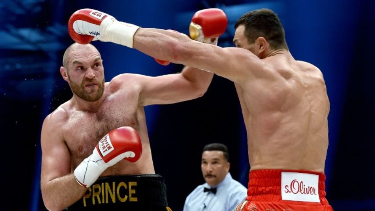 Le poids lourd britannique Tyson Fury (de face) face à l'Ukrainien Wladimir Klitschko, le 28 novembre 2015 à Düsseldorf.