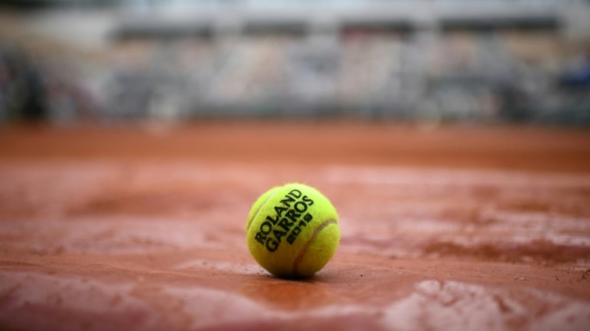 La balle officielle de Roland-Garros sur le court central, le 25 mai 2019.